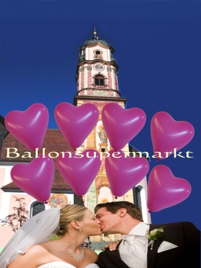 Hochzeit mit violettfarbigen Herzluftballons